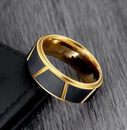 Ring gold plated & zwart model 121